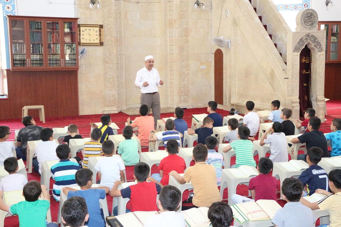 Çocuklar Kur’an eğitimi için camileri doldurdu